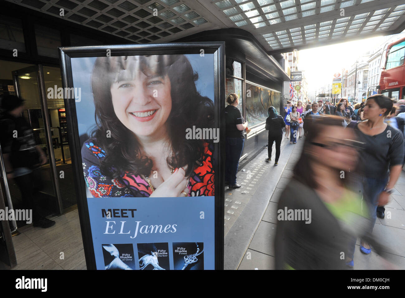 E L'atmosphère James - "Cinquante Nuances de gris' auteur signe des copies de ses livres à Waterstones Piccadilly Londres Angleterre - Banque D'Images