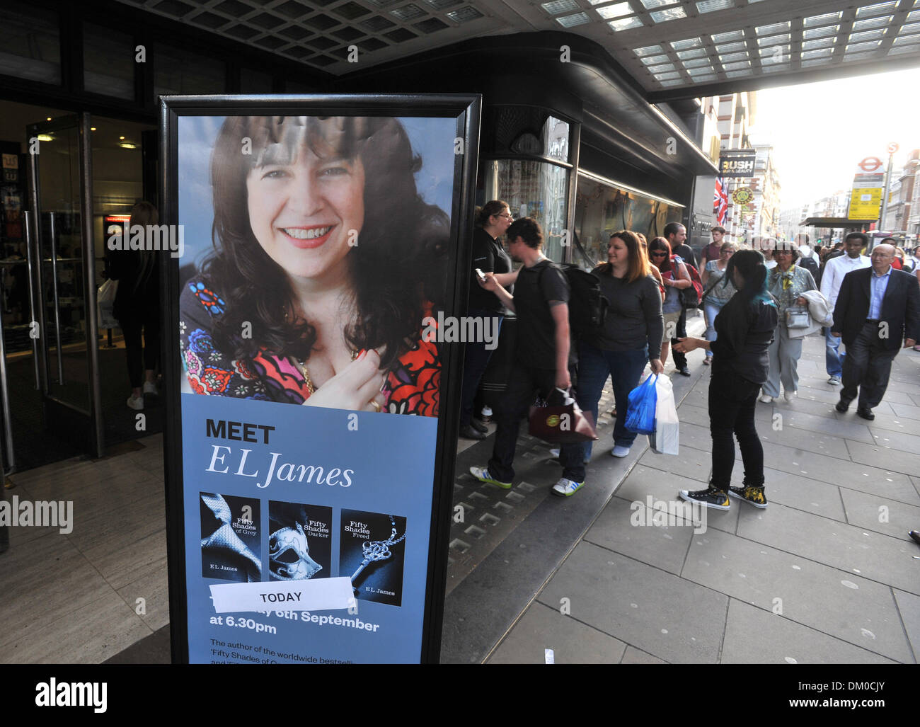 E L'atmosphère James - "Cinquante Nuances de gris' auteur signe des copies de ses livres à Waterstones Piccadilly Londres Angleterre - Banque D'Images