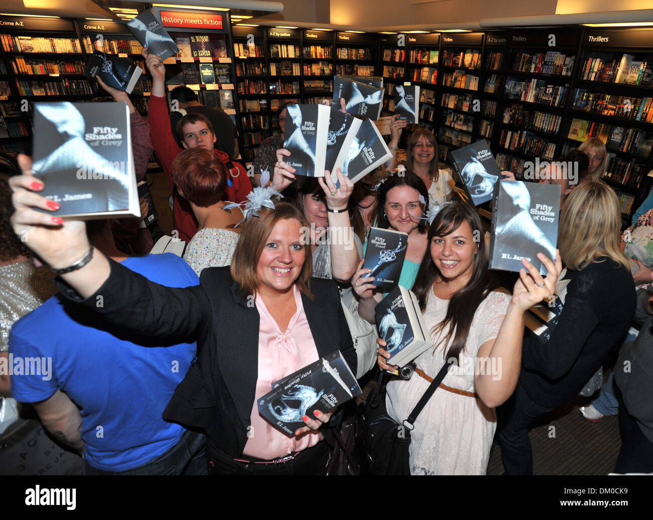 E L'atmosphère James - "Cinquante Nuances de gris' auteur signe des copies de ses livres à Waterstones Piccadilly Londres Angleterre - Banque D'Images