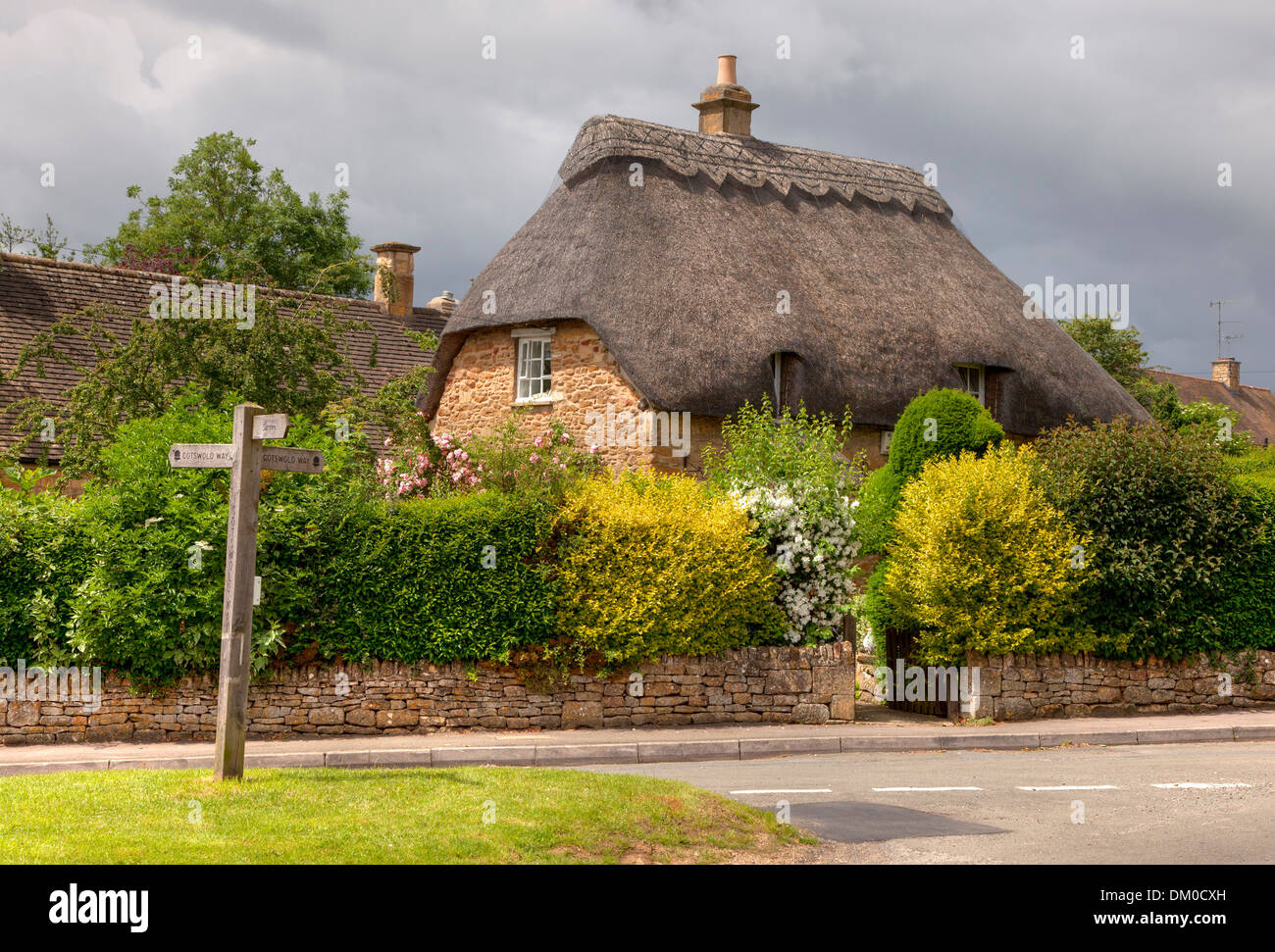 Jolie maison en pierre au toit de chaume, Cotswolds, Chipping Campden, Gloucestershire, Angleterre. Banque D'Images