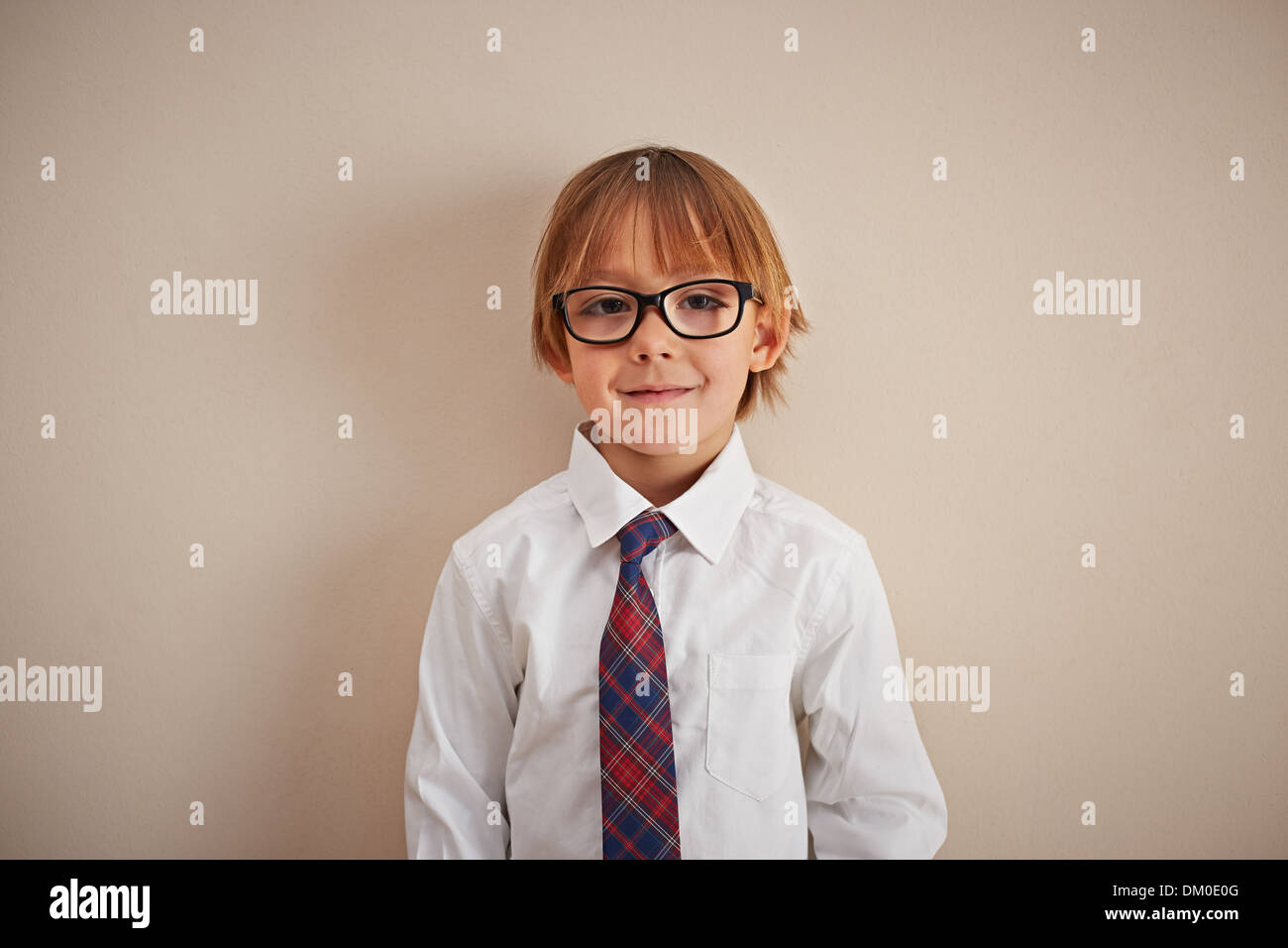 Entreprise Jeune garçon dans une chemise et cravate Banque D'Images