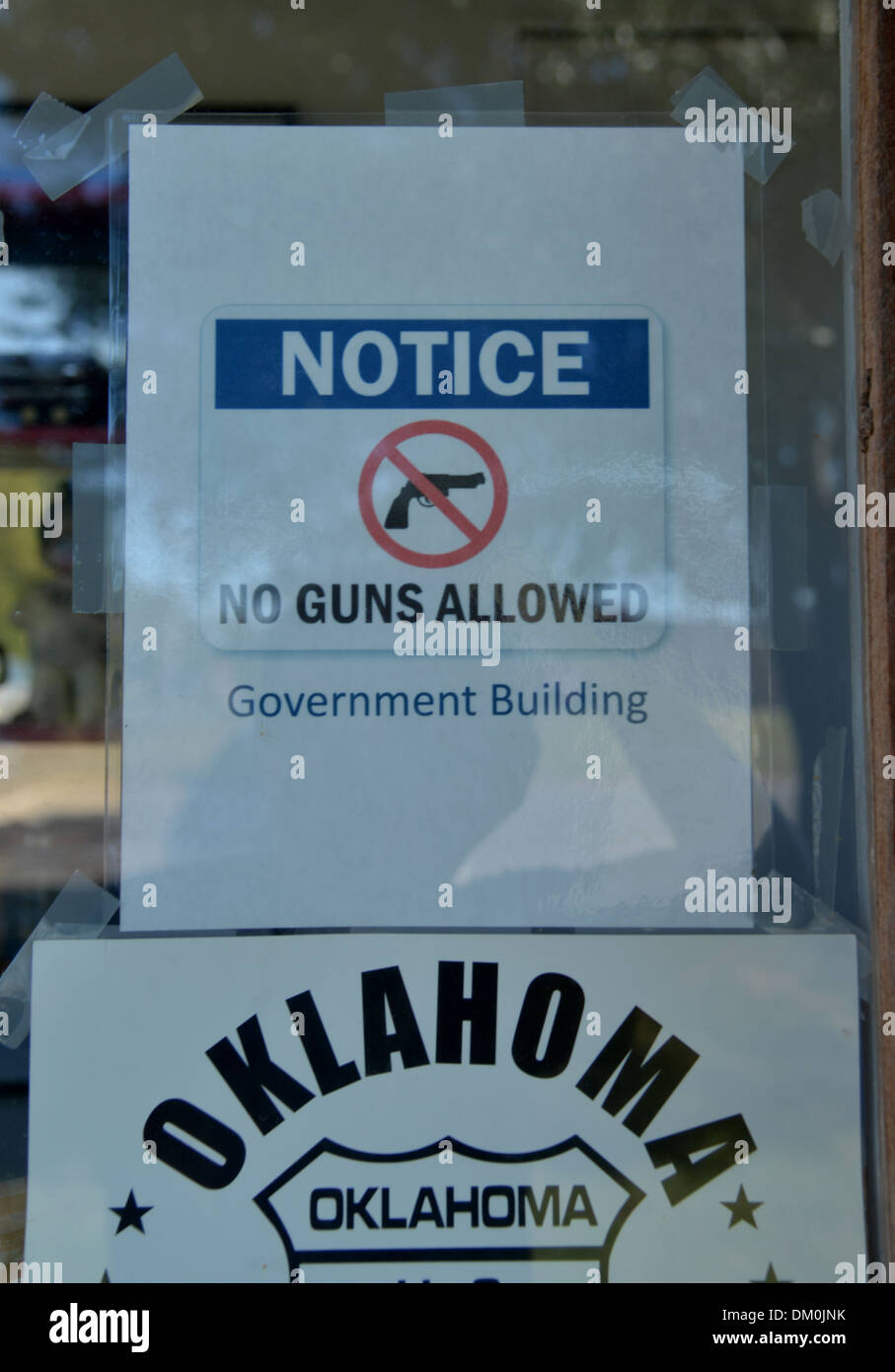 Pas d'armes à feu autorisé signe sur une porte d'entrée à New York, USA Banque D'Images