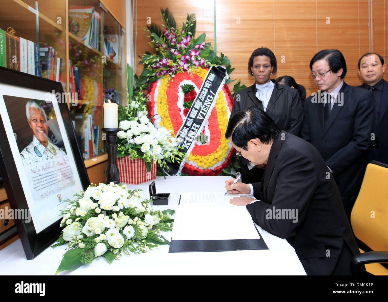 Hanoi, Vietnam. Dec 10, 2013. Le Président vietnamien Truong Tan Sang (avant) signe le livre de condoléances en hommage à la mort de l'ancien Président sud-africain Nelson Mandela à l'ambassade d'Afrique du Sud au Vietnam à Hanoi, capitale du Vietnam, 10 décembre 2013. Source : Xinhua/VNA/Alamy Live News Banque D'Images