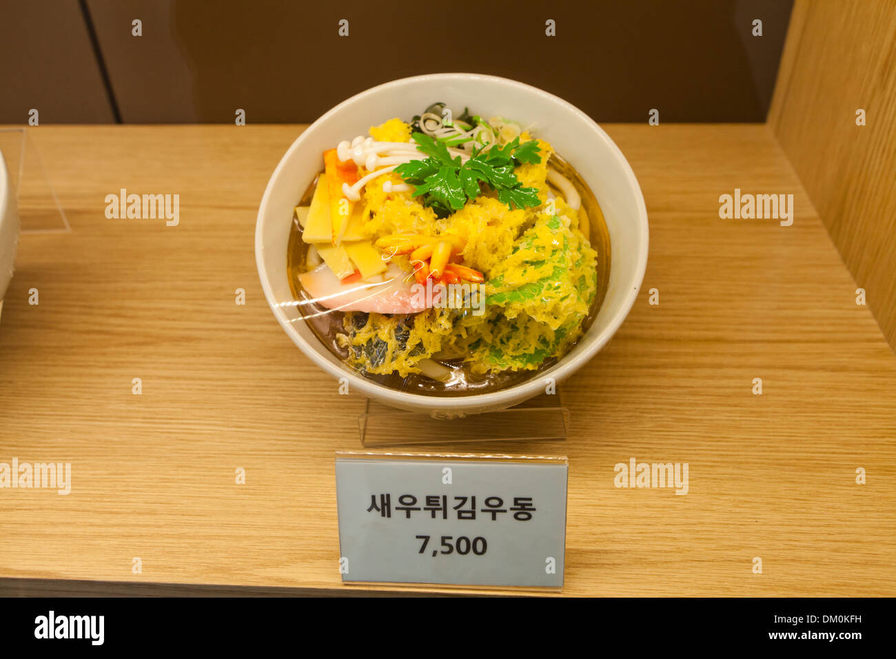 Plat de nouilles aux crevettes tempura en plastique présentoir modèle au fast food restaurant - Séoul, Corée du Sud Banque D'Images