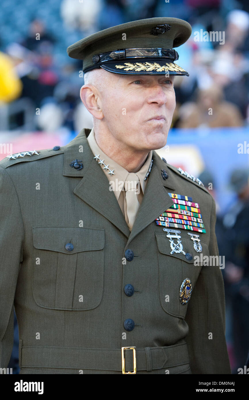 Le 12 décembre 2009 - Philadelphie, Pennsylvanie, États-Unis - 12 décembre 2009 : Commandant de la Marine Corps Général James T. Conway avant le début de la 110e Army-Navy college football jeu joué au Lincoln Financial Field à Philadelphie, Pennsylvanie. Marine Armée vaincue 17-3 pour leur huitième victoire de suite dans la série. (Crédit Image : © Alex Cena/ZUMApress.com) Southcreek/mondial Banque D'Images