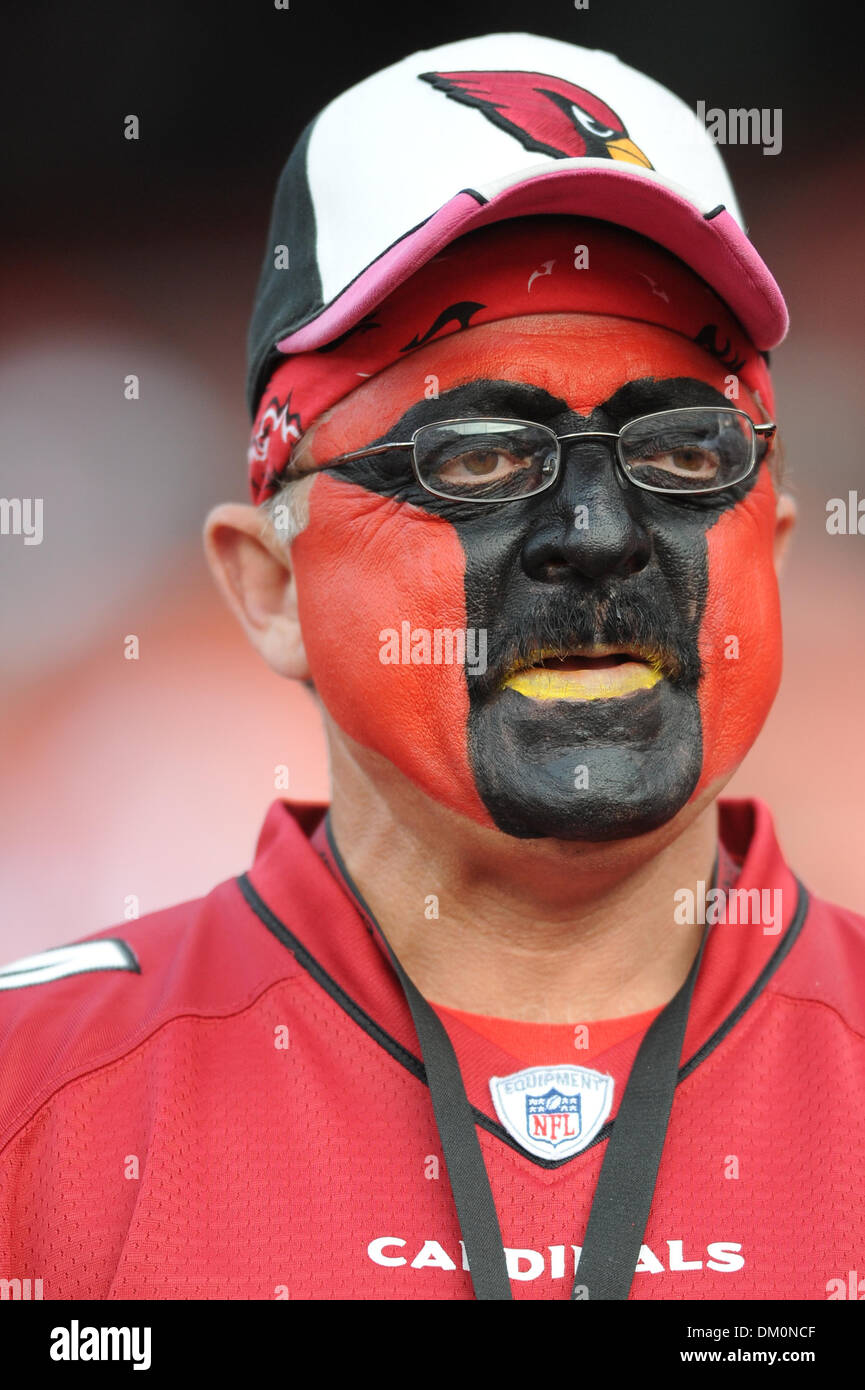 14 décembre 2009 - San Francisco, Californie, États-Unis - 14 décembre 2009 : un ventilateur de Cardinaux se prépare pour la NFL football match entre les Arizona Cardinals et San Francisco 49ers à Candlestick Park de San Francisco, en Californie. Les 49ers a gagné 24-9, en gardant leurs espoirs en séries dim tout en refusant les Cardinaux la NFC West intitulé. (Crédit Image : © Matt Cohen/ZUMApr Southcreek/mondial Banque D'Images