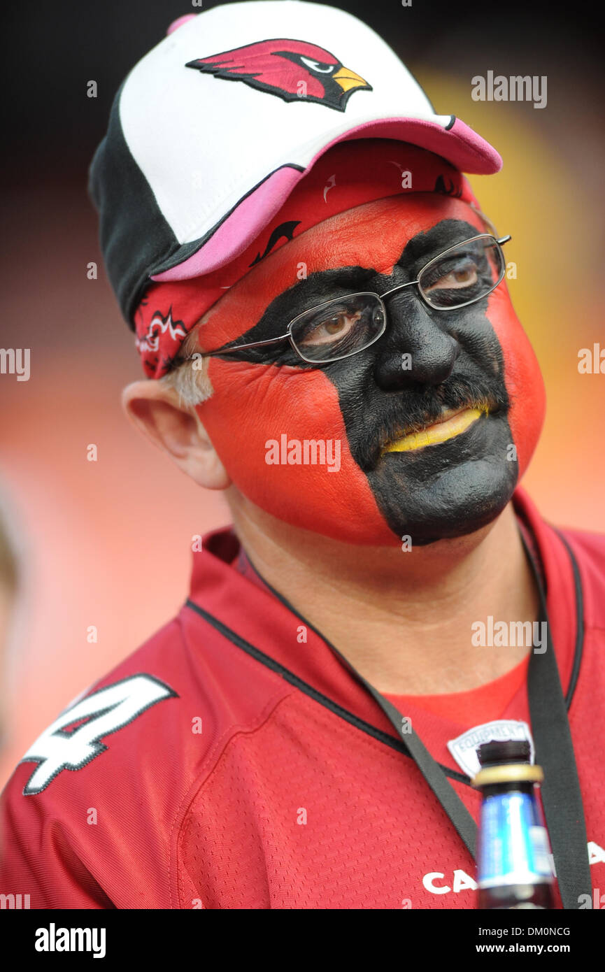 14 décembre 2009 - San Francisco, Californie, États-Unis - 14 décembre 2009 : un ventilateur de Cardinaux se prépare pour la NFL football match entre les Arizona Cardinals et San Francisco 49ers à Candlestick Park de San Francisco, en Californie. Les 49ers a gagné 24-9, en gardant leurs espoirs en séries dim tout en refusant les Cardinaux la NFC West intitulé. (Crédit Image : © Matt Cohen/ZUMApr Southcreek/mondial Banque D'Images