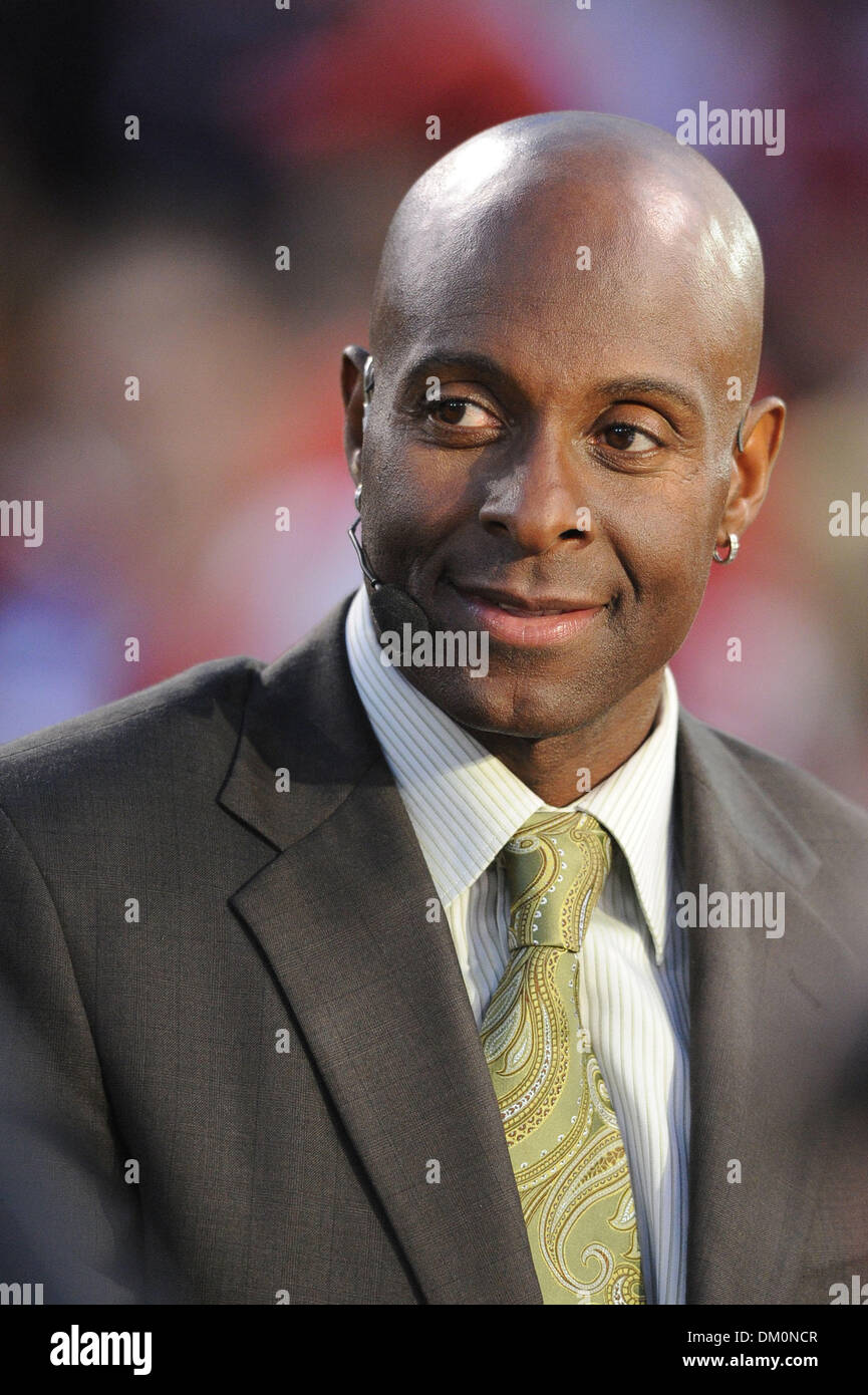 14 décembre 2009 - San Francisco, Californie, États-Unis - 14 décembre 2009 : ancien 49ers Jerry Rice se trouve dans la cabine de diffusion avant la NFL football match entre les Arizona Cardinals et San Francisco 49ers à Candlestick Park de San Francisco, en Californie. Les 49ers a gagné 24-9, en gardant leurs espoirs en séries dim tout en refusant les Cardinaux la NFC West intitulé. (Crédit Image : © Matt C Banque D'Images