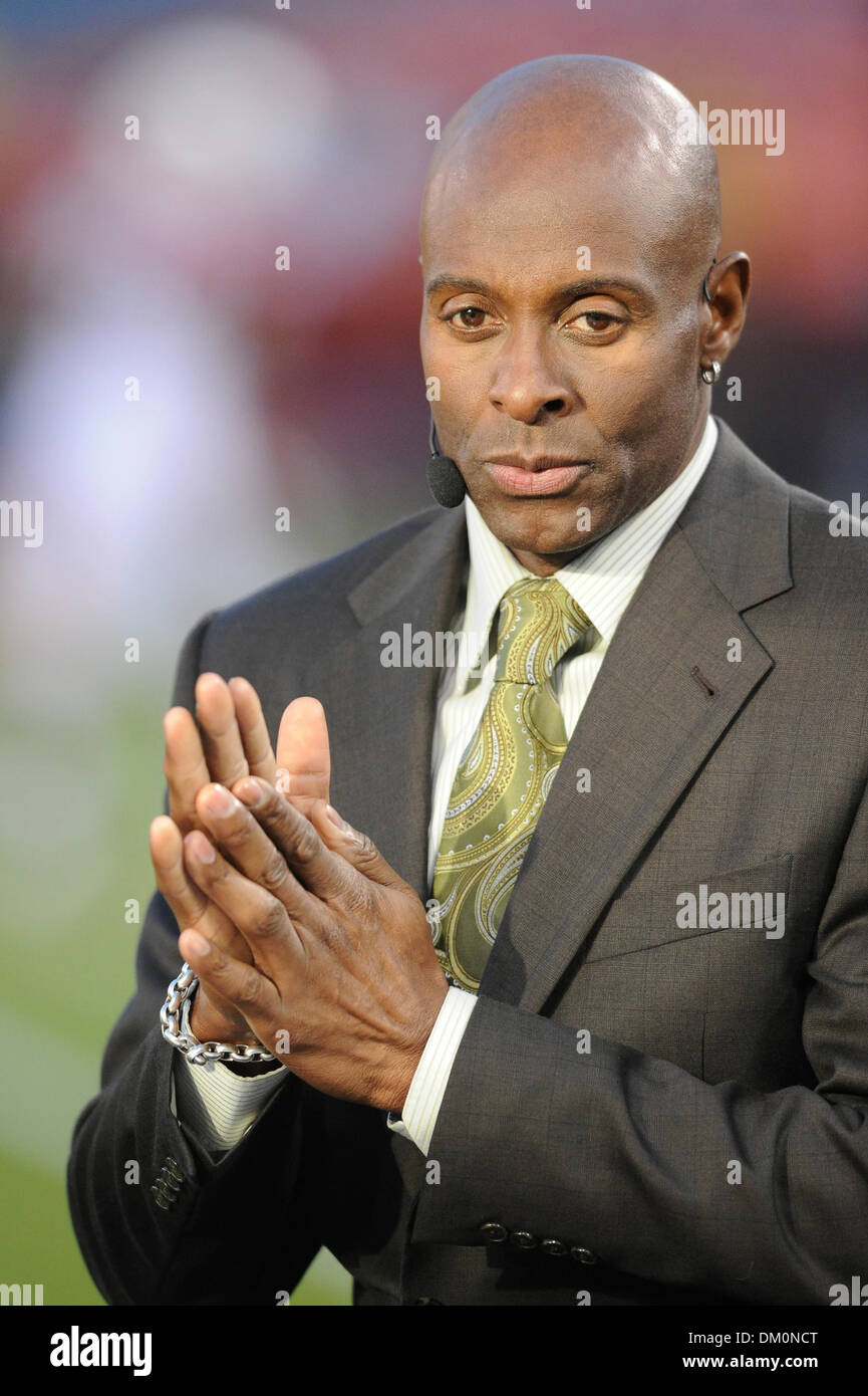 14 décembre 2009 - San Francisco, Californie, États-Unis - 14 décembre 2009 : ancien 49ers Jerry Rice se trouve dans la cabine de diffusion avant la NFL football match entre les Arizona Cardinals et San Francisco 49ers à Candlestick Park de San Francisco, en Californie. Les 49ers a gagné 24-9, en gardant leurs espoirs en séries dim tout en refusant les Cardinaux la NFC West intitulé. (Crédit Image : © Matt C Banque D'Images