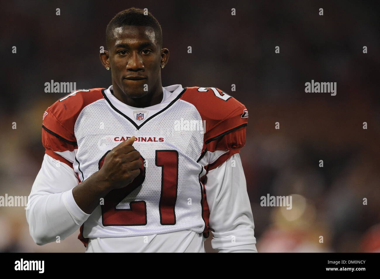 14 décembre 2009 - San Francisco, Californie, États-Unis - 14 décembre 2009 : Arizona Cardinals coffre Antrel Rolle (21) promenades hors du terrain après l'échauffement avant le match de football américain NFL entre les Arizona Cardinals et San Francisco 49ers à Candlestick Park de San Francisco, en Californie. Les 49ers a gagné 24-9, en gardant leurs espoirs en séries dim tout en refusant les Cardinaux la NFC West titre Banque D'Images