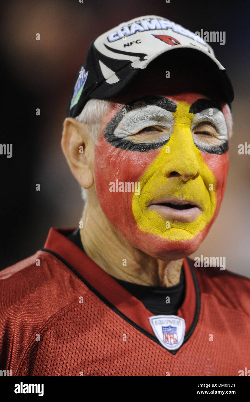 14 décembre 2009 - San Francisco, Californie, États-Unis - 14 décembre 2009 : un ventilateur de Cardinaux se prépare pour la NFL football match entre les Arizona Cardinals et San Francisco 49ers à Candlestick Park de San Francisco, en Californie. Les 49ers a gagné 24-9, en gardant leurs espoirs en séries dim tout en refusant les Cardinaux la NFC West intitulé. (Crédit Image : © Matt Cohen/ZUMApr Southcreek/mondial Banque D'Images