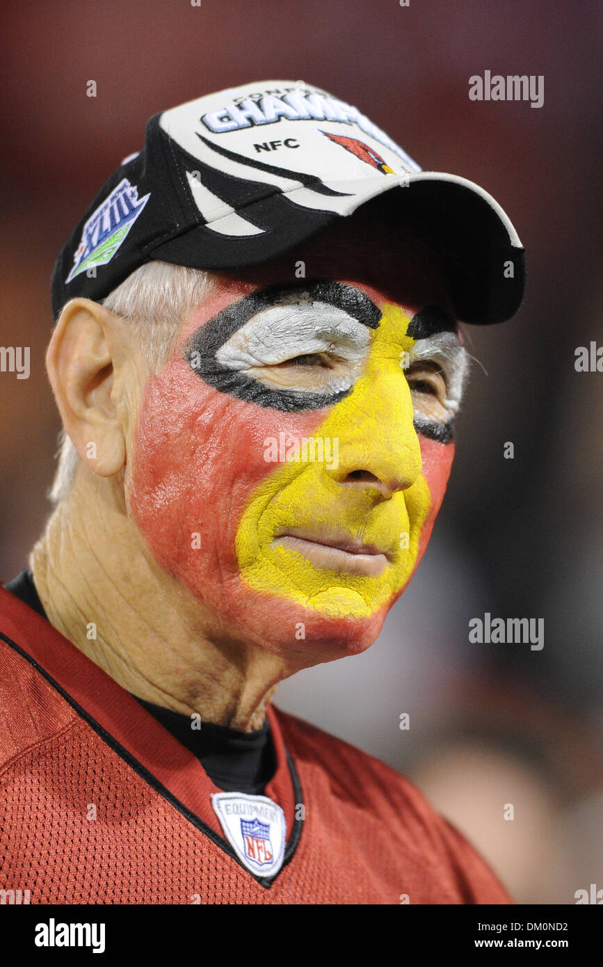 14 décembre 2009 - San Francisco, Californie, États-Unis - 14 décembre 2009 : un ventilateur de Cardinaux se prépare pour la NFL football match entre les Arizona Cardinals et San Francisco 49ers à Candlestick Park de San Francisco, en Californie. Les 49ers a gagné 24-9, en gardant leurs espoirs en séries dim tout en refusant les Cardinaux la NFC West intitulé. (Crédit Image : © Matt Cohen/ZUMApr Southcreek/mondial Banque D'Images