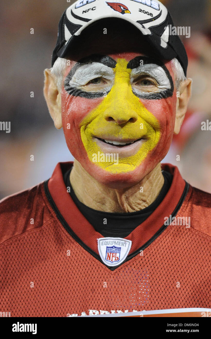 14 décembre 2009 - San Francisco, Californie, États-Unis - 14 décembre 2009 : un ventilateur de Cardinaux se prépare pour la NFL football match entre les Arizona Cardinals et San Francisco 49ers à Candlestick Park de San Francisco, en Californie. Les 49ers a gagné 24-9, en gardant leurs espoirs en séries dim tout en refusant les Cardinaux la NFC West intitulé. (Crédit Image : © Matt Cohen/ZUMApr Southcreek/mondial Banque D'Images