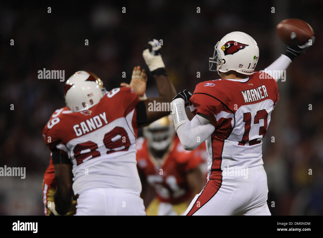 14 décembre 2009 - San Francisco, Californie, États-Unis - 14 décembre 2009 : Arizona Cardinals quarterback Kurt Warner (13) lance un premier-trimestre passer au cours de la NFL football match entre les Arizona Cardinals et San Francisco 49ers à Candlestick Park de San Francisco, en Californie. Les 49ers a gagné 24-9, en gardant leurs espoirs en séries dim tout en refusant les Cardinaux la NFC West intitulé. Banque D'Images