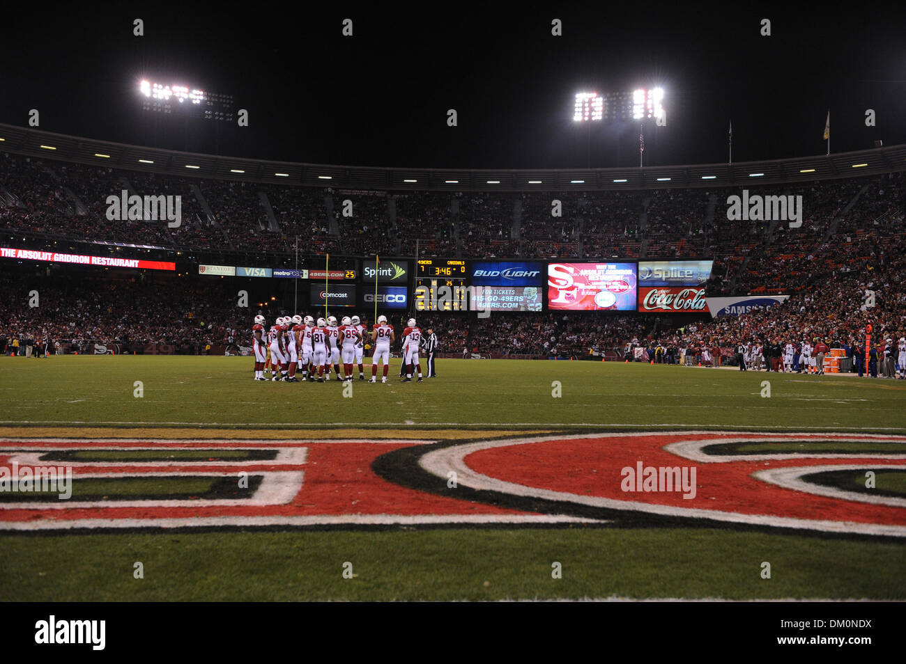 14 décembre 2009 - San Francisco, Californie, États-Unis - 14 décembre 2009 : les cardinaux réunis en avant un premier jouer au cours de la NFL football match entre les Arizona Cardinals et San Francisco 49ers à Candlestick Park de San Francisco, en Californie. Les 49ers a gagné 24-9, en gardant leurs espoirs en séries dim tout en refusant les Cardinaux la NFC West intitulé. (Crédit Image : © Matt Cohen/S Banque D'Images