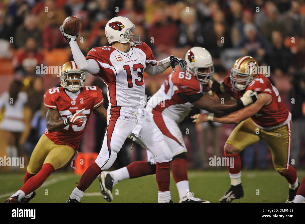 14 décembre 2009 - San Francisco, Californie, États-Unis - 14 décembre 2009 : Arizona Cardinals quarterback Kurt Warner (13) revient à passer au cours de la NFL football match entre les Arizona Cardinals et San Francisco 49ers à Candlestick Park de San Francisco, en Californie. Les 49ers a gagné 24-9, en gardant leurs espoirs en séries dim tout en refusant les Cardinaux la NFC West intitulé. (Crédit I Banque D'Images