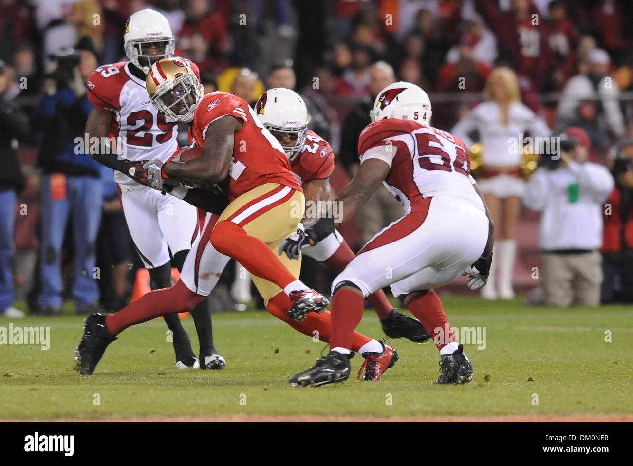 14 décembre 2009 - San Francisco, Californie, États-Unis - 14 décembre 2009 : San Francisco 49ers le receveur Josh Morgan (84) les yeux vers le bas le premier marqueur pendant le jeu de football américain NFL entre les Arizona Cardinals et San Francisco 49ers à Candlestick Park de San Francisco, en Californie. Les 49ers a gagné 24-9, en gardant leurs espoirs en séries dim tout en refusant les Cardinaux la NFC West titl Banque D'Images