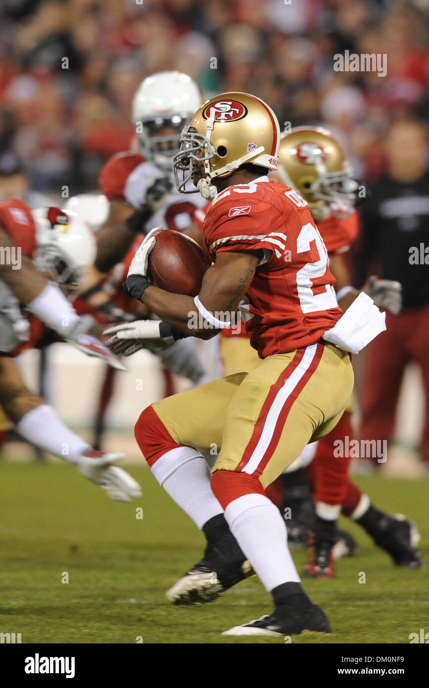 14 décembre 2009 - San Francisco, Californie, États-Unis - 14 décembre 2009 : San Francisco 49ers d'utiliser de nouveau Glen Coffee (29) renvoie une kickoff au cours de la NFL football match entre les Arizona Cardinals et San Francisco 49ers à Candlestick Park de San Francisco, en Californie. Les 49ers a gagné 24-9, en gardant leurs espoirs en séries dim tout en refusant les Cardinaux la NFC West intitulé. (Crédit Banque D'Images