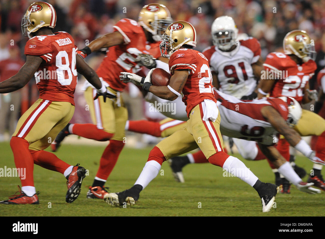 14 décembre 2009 - San Francisco, Californie, États-Unis - 14 décembre 2009 : San Francisco 49ers d'utiliser de nouveau Glen Coffee (29) renvoie une kickoff au cours de la NFL football match entre les Arizona Cardinals et San Francisco 49ers à Candlestick Park de San Francisco, en Californie. Les 49ers a gagné 24-9, en gardant leurs espoirs en séries dim tout en refusant les Cardinaux la NFC West intitulé. (Crédit Banque D'Images