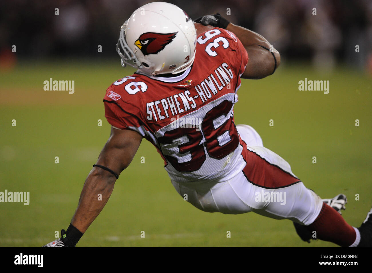 14 décembre 2009 - San Francisco, Californie, États-Unis - 14 décembre 2009 : San Francisco 49ers Shawntae Spencer évoluait (36 plongées) pour la fin de la zone au cours de la NFL football match entre les Arizona Cardinals et San Francisco 49ers à Candlestick Park de San Francisco, en Californie. Les 49ers a gagné 24-9, en gardant leurs espoirs en séries dim tout en refusant les Cardinaux la NFC West intitulé. Banque D'Images