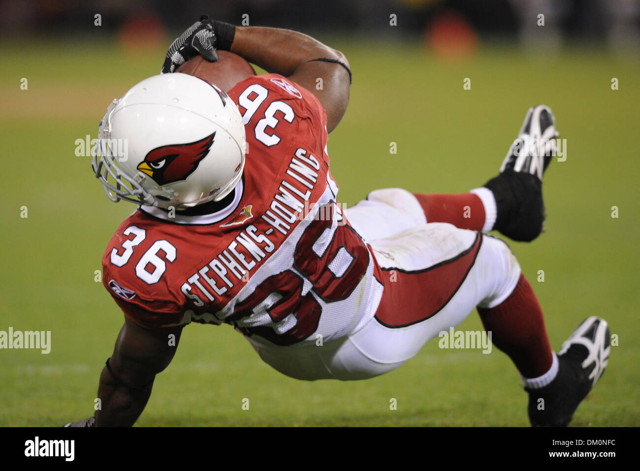 14 décembre 2009 - San Francisco, Californie, États-Unis - 14 décembre 2009 : San Francisco 49ers Shawntae Spencer évoluait (36 plongées) pour la fin de la zone au cours de la NFL football match entre les Arizona Cardinals et San Francisco 49ers à Candlestick Park de San Francisco, en Californie. Les 49ers a gagné 24-9, en gardant leurs espoirs en séries dim tout en refusant les Cardinaux la NFC West intitulé. Banque D'Images