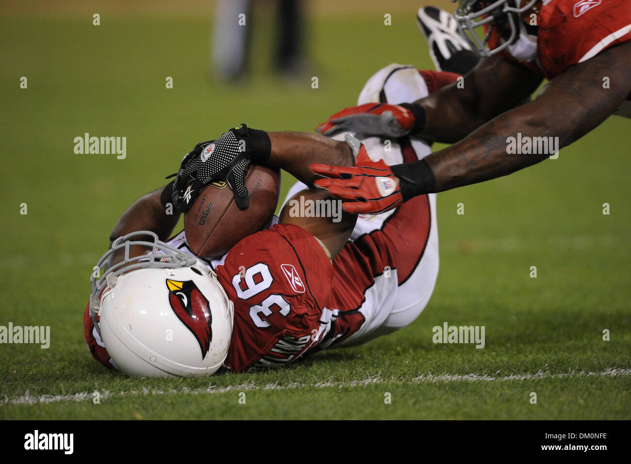 14 décembre 2009 - San Francisco, Californie, États-Unis - 14 décembre 2009 : San Francisco 49ers Shawntae Spencer évoluait (36 plongées) pour la fin de la zone au cours de la NFL football match entre les Arizona Cardinals et San Francisco 49ers à Candlestick Park de San Francisco, en Californie. Les 49ers a gagné 24-9, en gardant leurs espoirs en séries dim tout en refusant les Cardinaux la NFC West intitulé. Banque D'Images