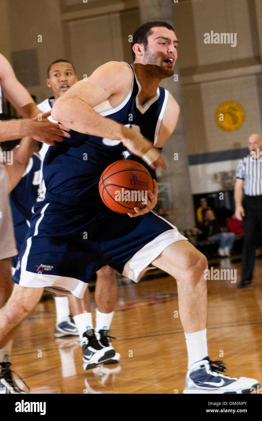 Le 22 décembre 2009 - West Point, New York, États-Unis - 22 décembre 2009 : Le New Hampshire Dane Diliegro centre (1) au cours de l'action de jeu. 13-0- l'armée a utilisé un terme à son tour un cinq points d'avance en un avantage de 18 points en route vers une victoire de 54-46 sur le New Hampshire (5) à l'Arène Christl à l'United States Military Academy de West Point, New York. Les Black Knights (9-2) ont remporté quatre tout droit Banque D'Images