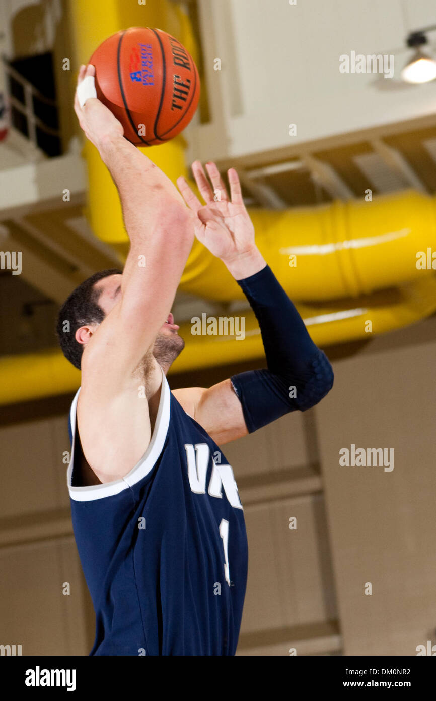 Le 22 décembre 2009 - West Point, New York, États-Unis - 22 décembre 2009 : Le New Hampshire Dane Diliegro centre (1) au cours de l'action de jeu. 13-0- l'armée a utilisé un terme à son tour un cinq points d'avance en un avantage de 18 points en route vers une victoire de 54-46 sur le New Hampshire (5) à l'Arène Christl à l'United States Military Academy de West Point, New York. Les Black Knights (9-2) ont remporté quatre tout droit Banque D'Images