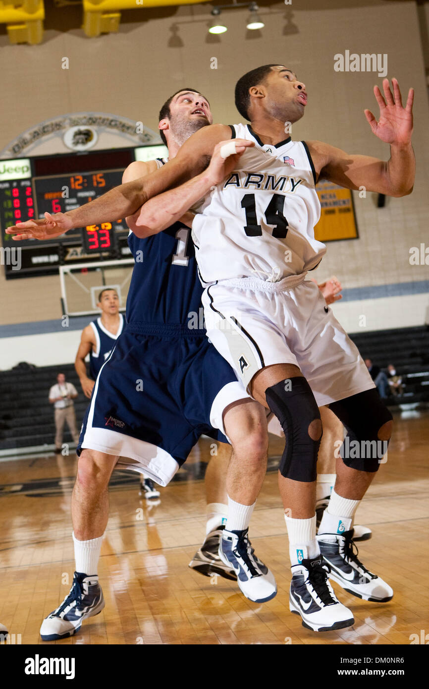 Le 22 décembre 2009 - West Point, New York, États-Unis - 22 décembre 2009 : avancer l'Armée de Jeremy donc (14) et le New Hampshire Dane Diliegro centre (1) au cours de l'action de jeu. 13-0- l'armée a utilisé un terme à son tour un cinq points d'avance en un avantage de 18 points en route vers une victoire de 54-46 sur le New Hampshire (5) à l'Arène Christl à l'United States Military Academy de West Point, New York. Le noir Kn Banque D'Images