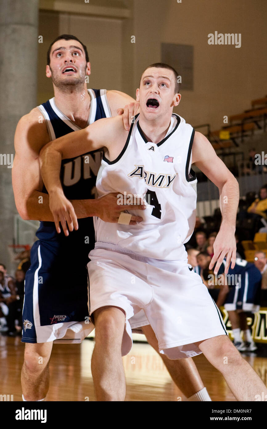 Le 22 décembre 2009 - West Point, New York, États-Unis - 22 décembre 2009 : Le New Hampshire Dane Diliegro centre (1) et de l'Armée de l'avant Eric Zastoupil (4) au cours de l'action de jeu. 13-0- l'armée a utilisé un terme à son tour un cinq points d'avance en un avantage de 18 points en route vers une victoire de 54-46 sur le New Hampshire (5) à l'Arène Christl à l'United States Military Academy de West Point, New York. La Black K Banque D'Images