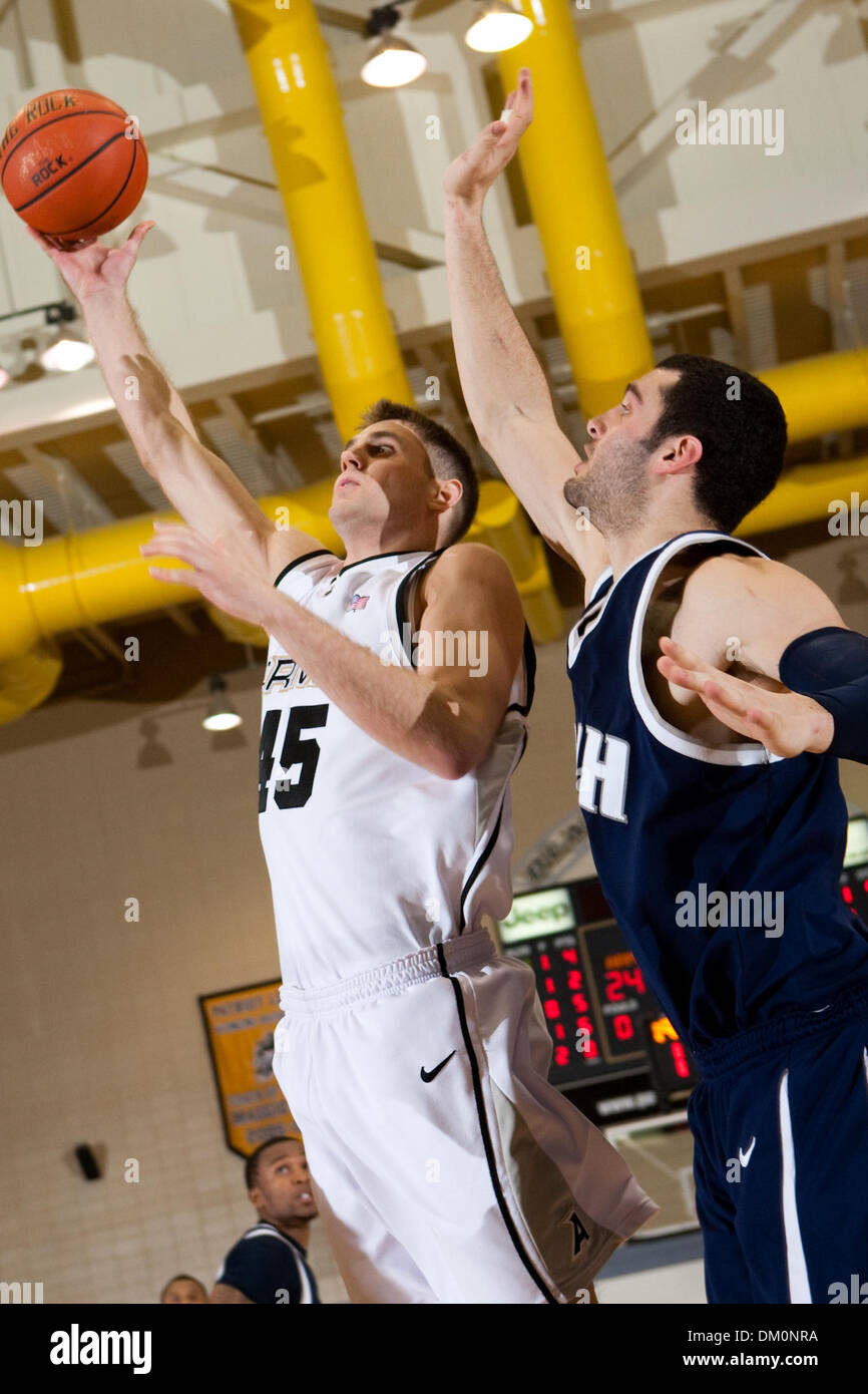 Le 22 décembre 2009 - West Point, New York, États-Unis - 22 décembre 2009 : avancer l'Armée de Chris Walker (45) et le New Hampshire Dane Diliegro centre (1) au cours de l'action de jeu. 13-0- l'armée a utilisé un terme à son tour un cinq points d'avance en un avantage de 18 points en route vers une victoire de 54-46 sur le New Hampshire (5) à l'Arène Christl à l'United States Military Academy de West Point, New York. Le noir Kn Banque D'Images
