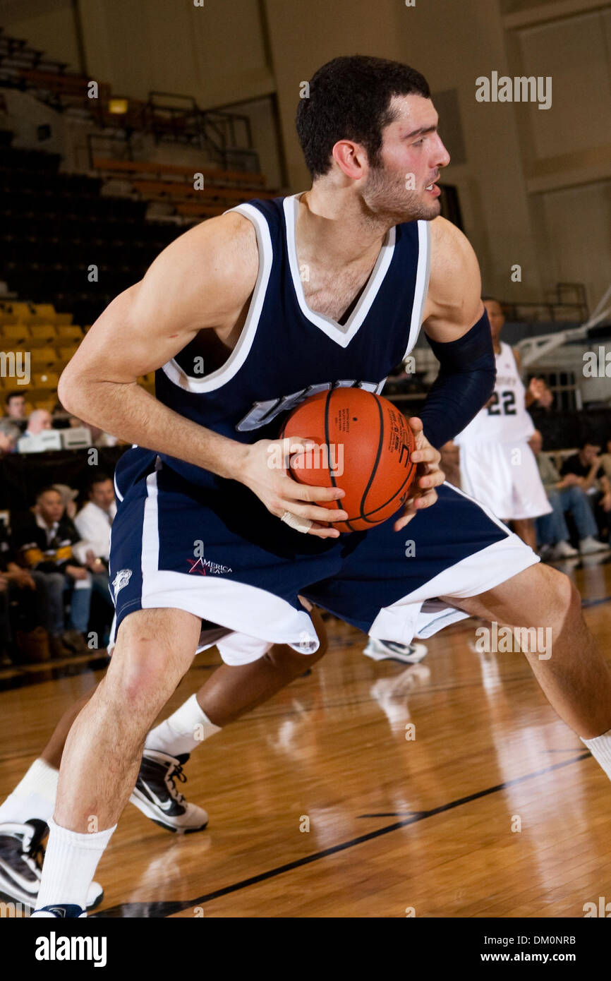 Le 22 décembre 2009 - West Point, New York, États-Unis - 22 décembre 2009 : Le New Hampshire Dane Diliegro centre (1) au cours de l'action de jeu. 13-0- l'armée a utilisé un terme à son tour un cinq points d'avance en un avantage de 18 points en route vers une victoire de 54-46 sur le New Hampshire (5) à l'Arène Christl à l'United States Military Academy de West Point, New York. Les Black Knights (9-2) ont remporté quatre tout droit Banque D'Images