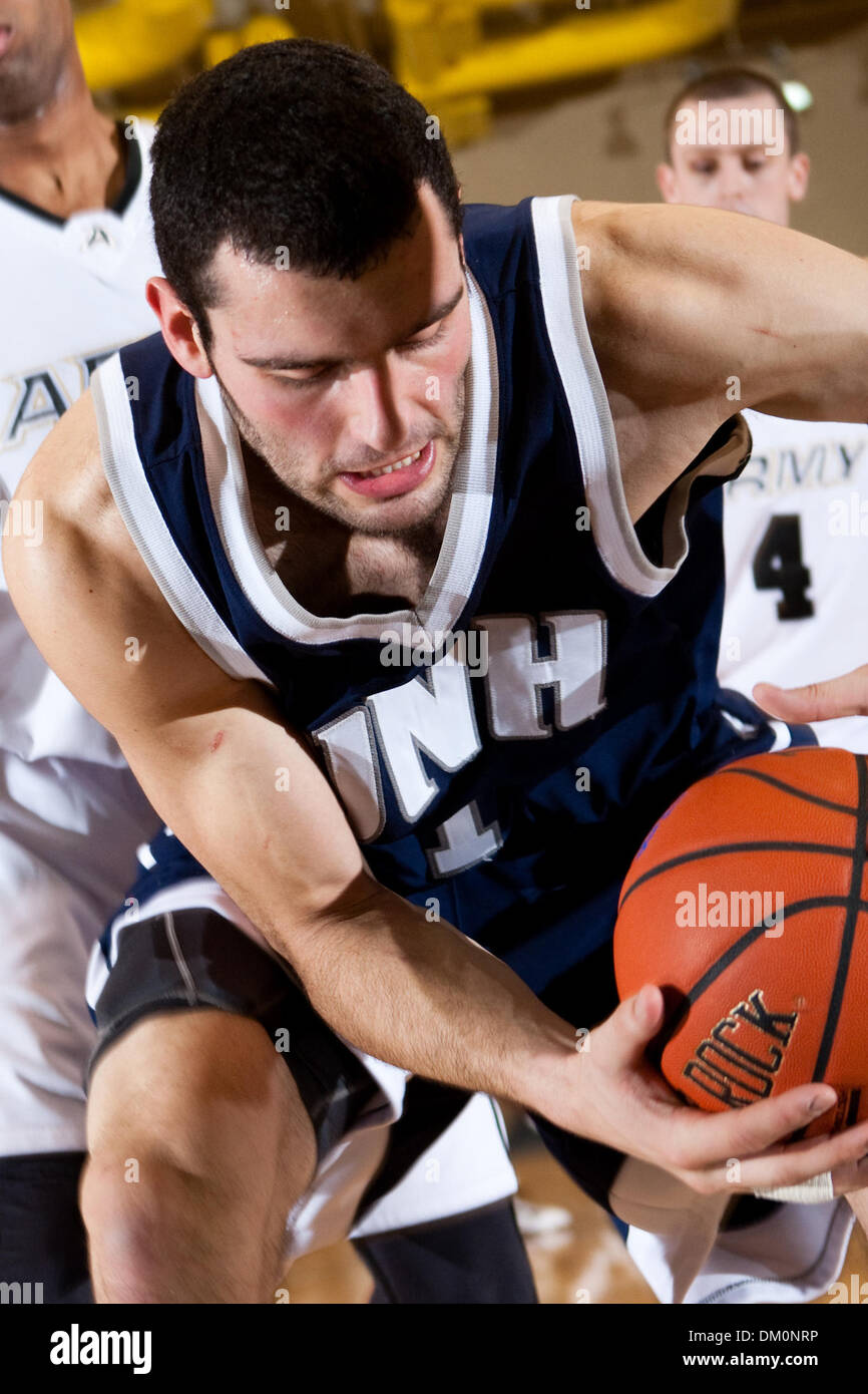 Le 22 décembre 2009 - West Point, New York, États-Unis - 22 décembre 2009 : Le New Hampshire Dane Diliegro centre (1) au cours de l'action de jeu. 13-0- l'armée a utilisé un terme à son tour un cinq points d'avance en un avantage de 18 points en route vers une victoire de 54-46 sur le New Hampshire (5) à l'Arène Christl à l'United States Military Academy de West Point, New York. Les Black Knights (9-2) ont remporté quatre tout droit Banque D'Images