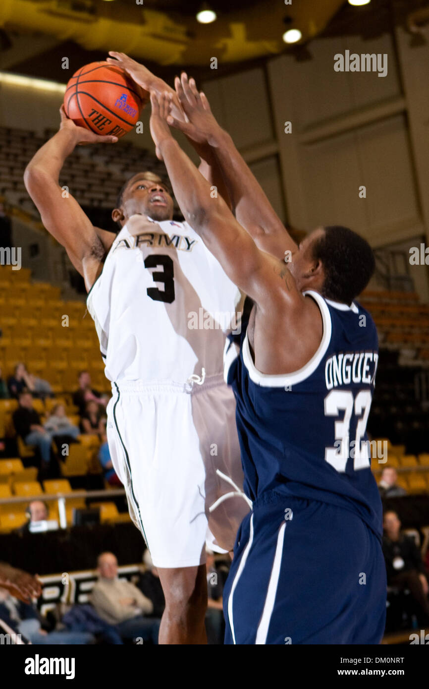 Le 22 décembre 2009 - West Point, New York, États-Unis - 22 décembre 2009 : la garde de l'Armée de Richard Cleveland (3) et le New Hampshire avancement radar Onguetou (32) au cours de l'action de jeu. 13-0- l'armée a utilisé un terme à son tour un cinq points d'avance en un avantage de 18 points en route vers une victoire de 54-46 sur le New Hampshire (5) à l'Arène Christl à l'United States Military Academy de West Point, New York. Le Bla Banque D'Images