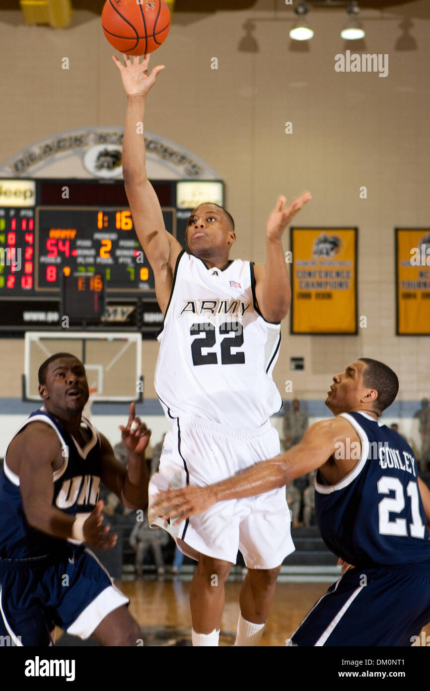 Le 22 décembre 2009 - West Point, New York, États-Unis - 22 décembre 2009 : la garde de l'Armée de Julian Simmons (22) et le New Hampshire guard Tyrone Conley (21) au cours de l'action de jeu. 13-0- l'armée a utilisé un terme à son tour un cinq points d'avance en un avantage de 18 points en route vers une victoire de 54-46 sur le New Hampshire (5) à l'Arène Christl à l'United States Military Academy de West Point, New York. Le noir Kn Banque D'Images