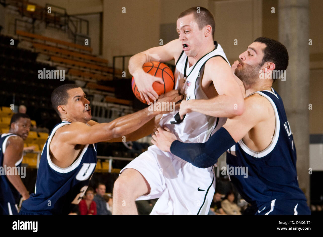 Le 22 décembre 2009 - West Point, New York, États-Unis - 22 décembre 2009 : avancer l'Armée Eric Zastoupil (4) et le New Hampshire Dane Diliegro centre (1) au cours de l'action de jeu. 13-0- l'armée a utilisé un terme à son tour un cinq points d'avance en un avantage de 18 points en route vers une victoire de 54-46 sur le New Hampshire (5) à l'Arène Christl à l'United States Military Academy de West Point, New York. La Black K Banque D'Images