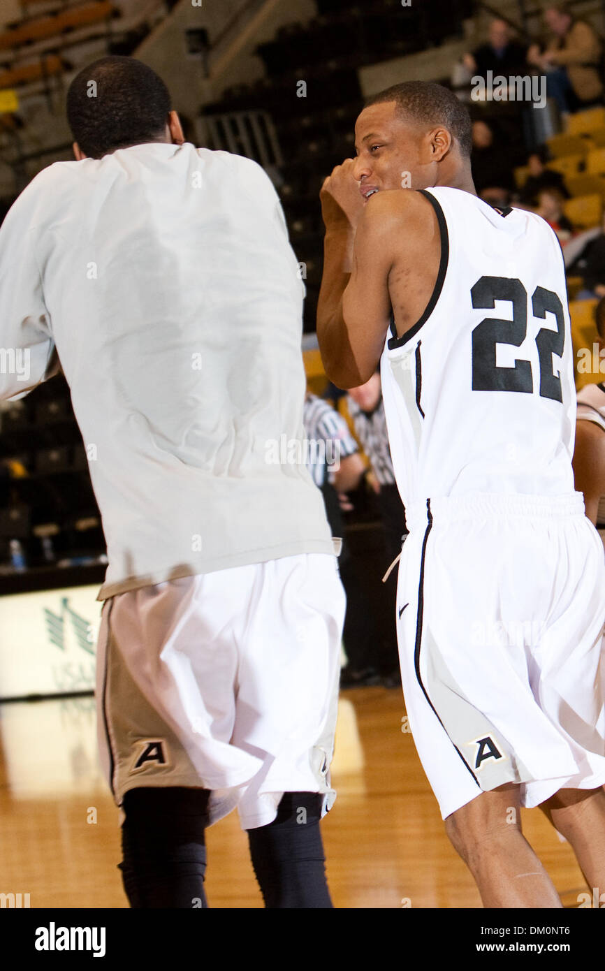 Le 22 décembre 2009 - West Point, New York, États-Unis - 22 décembre 2009 : la garde de l'Armée de Julian Simmons (22) au cours de l'action de jeu. 13-0- l'armée a utilisé un terme à son tour un cinq points d'avance en un avantage de 18 points en route vers une victoire de 54-46 sur le New Hampshire (5) à l'Arène Christl à l'United States Military Academy de West Point, New York. Les Black Knights (9-2) ont remporté quatre matchs de suite ov Banque D'Images