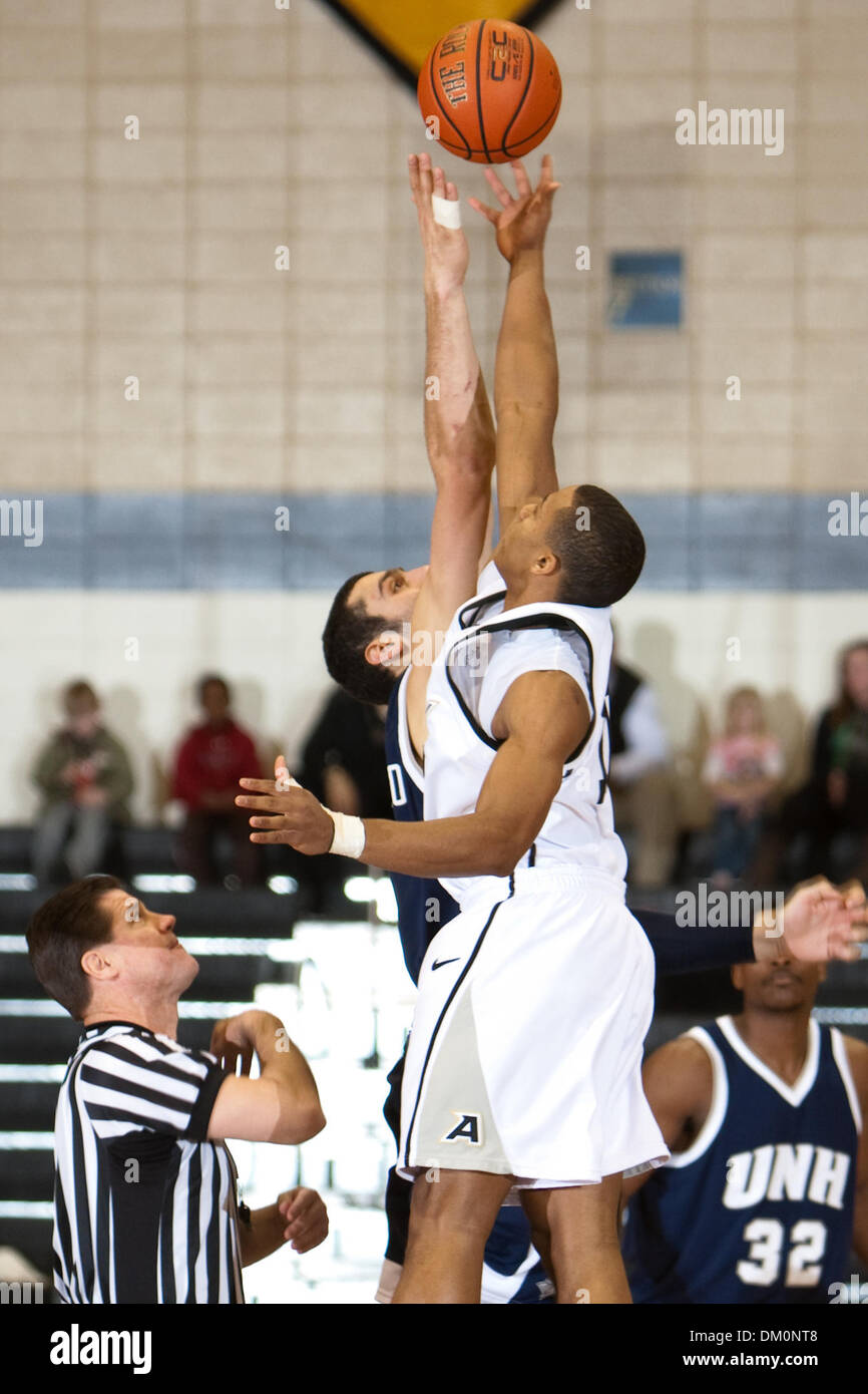 Le 22 décembre 2009 - West Point, New York, États-Unis - 22 décembre 2009 : avancer l'Armée de Chris Walker (45) et le New Hampshire Dane Diliegro centre (1) au cours de l'action de jeu. 13-0- l'armée a utilisé un terme à son tour un cinq points d'avance en un avantage de 18 points en route vers une victoire de 54-46 sur le New Hampshire (5) à l'Arène Christl à l'United States Military Academy de West Point, New York. Le noir Kn Banque D'Images