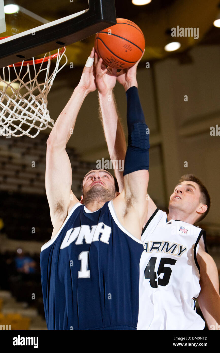 Le 22 décembre 2009 - West Point, New York, États-Unis - 22 décembre 2009 : Le New Hampshire Dane Diliegro centre (1) et de l'Armée de l'avant Chris Walker (45) au cours de l'action de jeu. 13-0- l'armée a utilisé un terme à son tour un cinq points d'avance en un avantage de 18 points en route vers une victoire de 54-46 sur le New Hampshire (5) à l'Arène Christl à l'United States Military Academy de West Point, New York. Le noir Kn Banque D'Images