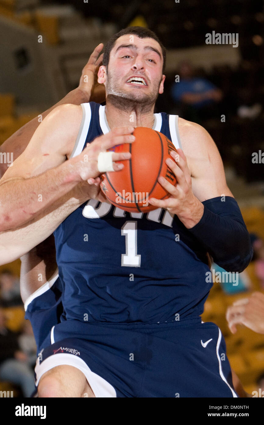 Le 22 décembre 2009 - West Point, New York, États-Unis - 22 décembre 2009 : Le New Hampshire Dane Diliegro centre (1) au cours de l'action de jeu. 13-0- l'armée a utilisé un terme à son tour un cinq points d'avance en un avantage de 18 points en route vers une victoire de 54-46 sur le New Hampshire (5) à l'Arène Christl à l'United States Military Academy de West Point, New York. Les Black Knights (9-2) ont remporté quatre tout droit Banque D'Images