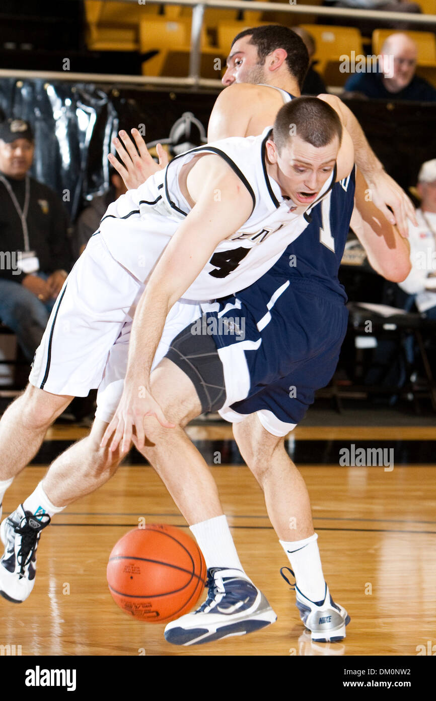 Le 22 décembre 2009 - West Point, New York, États-Unis - 22 décembre 2009 : avancer l'Armée Eric Zastoupil (4) et le New Hampshire Dane Diliegro centre (1) au cours de l'action de jeu. 13-0- l'armée a utilisé un terme à son tour un cinq points d'avance en un avantage de 18 points en route vers une victoire de 54-46 sur le New Hampshire (5) à l'Arène Christl à l'United States Military Academy de West Point, New York. La Black K Banque D'Images