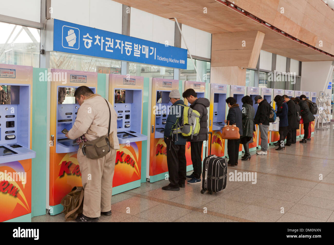 Korail self-service train ticket machines - Korail Seoul Station, la Corée du Sud Banque D'Images