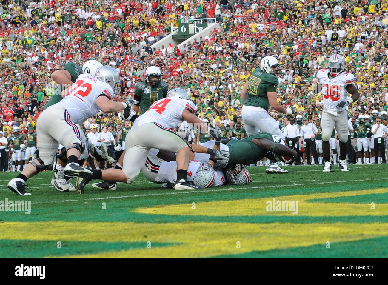 01 janvier 2010 - Pasadena, Californie, États-Unis - 01 janvier 2010 : Oregon SR RB LeGarrette Blount (9) atteint pour un touché pendant le match entre l'état de l'Ohio et de l'Oregon au Rose Bowl, Pasadena, CA. Led d'état de l'Ohio 16-10 à la moitié. (Crédit Image : © Matt Cohen/ZUMApress.com) Southcreek/mondial Banque D'Images