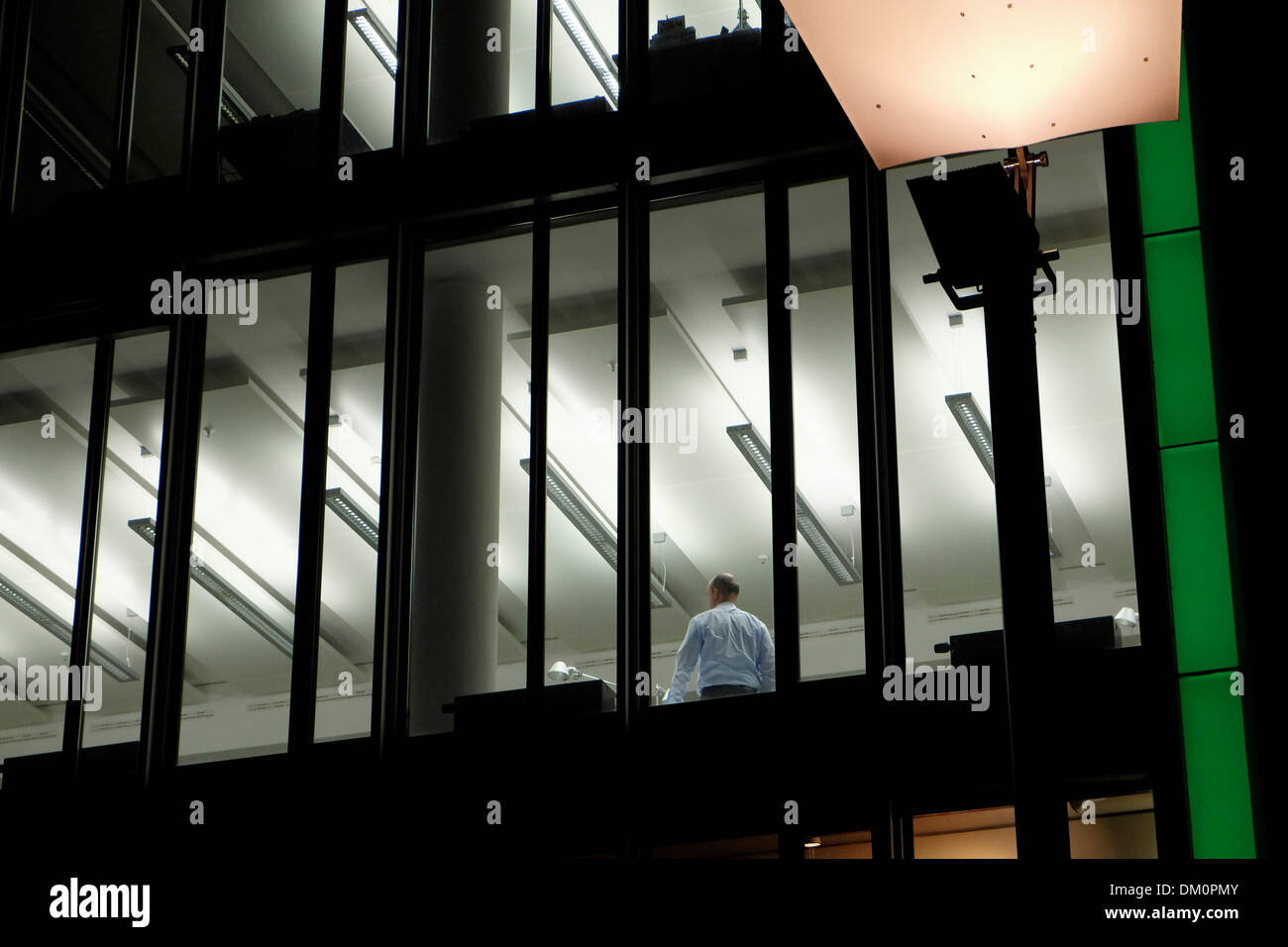 Travaillant dans un bureau moderne,grue,immeuble Kranhaus ,Cologne, Rhénanie du Nord-Westphalie, Allemagne Banque D'Images