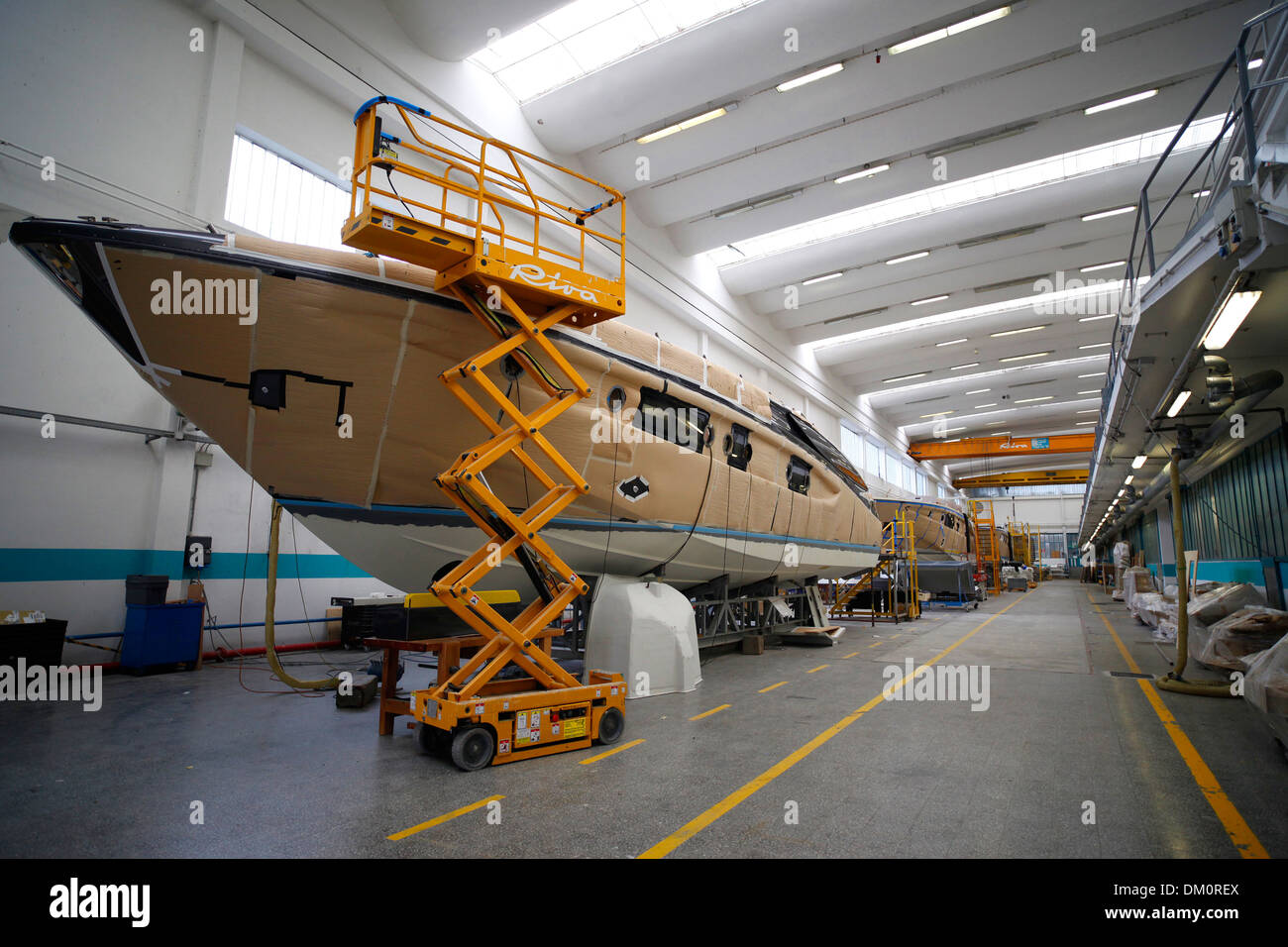 Riva 63 Virtus super yachts en construction à l'usine de Riva sur le lac d'Iseo à Sarnico, Italie. Banque D'Images