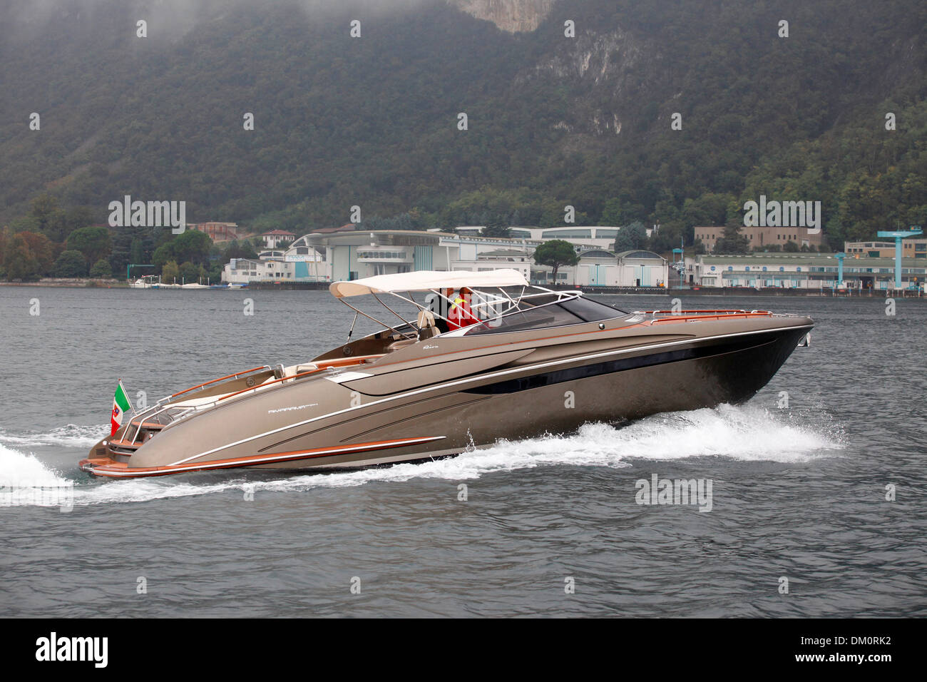 Un super yacht Rivarama près de l'usine sur un Riva Iseo du lac Misty à Sarnico, Italie. Banque D'Images