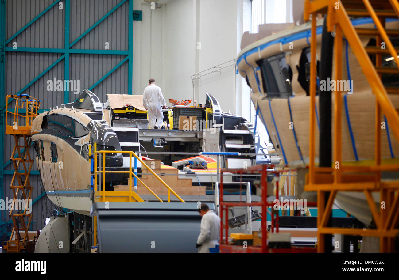 Riva 63 Virtus super yachts en construction à l'usine de Riva sur le lac d'Iseo à Sarnico, Italie. Banque D'Images