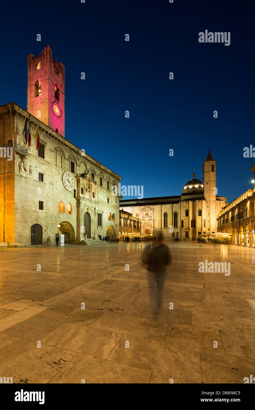 Piazza del Popolo la nuit, Ascoli Piceno, Marches, Italie Banque D'Images