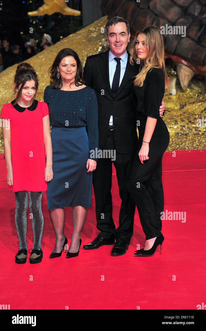 Berlin, Allemagne. 9 décembre 2013. James Nesbitt avec son épouse Sonja et filles Peggy (la plus grande) et de Marie - première européenne de Le Hobbit : la désolation de SMAUG au Cinestar / Sony Center à Berlin le 09.12.2013 - Photo : SuccoMedia / Ralf succo/photo : dpa Crédit alliance photo alliance/Alamy Live News Banque D'Images