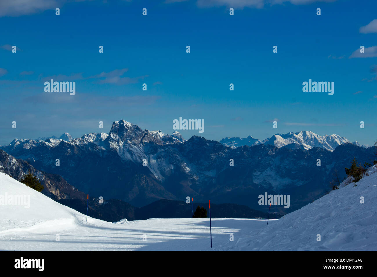 Un matin, sur une piste de ski sur Dolomiti, italie Banque D'Images